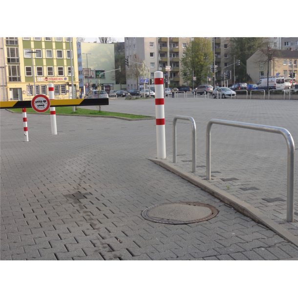 Barrier bollard | tubular steel  152 x 3.2 mm | removable | with triangular lock or profile cylinder lock | hot-dip galvanized and white coated withthree red reflecting stripes | removable, with profile cylinder lock